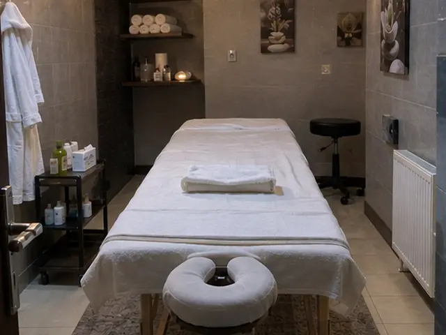 Raflarında havlu duran, bornozlu masaj odası — Kuledibi, Masaj Salonun