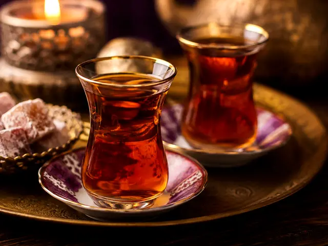 İnce belli bardakta çay ve lokum — Kuledibi, Masaj Salonun