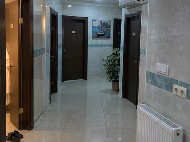 Açık mavi fayanslı koridor ve oda kapıları — Kuledibi, Masaj Salonun